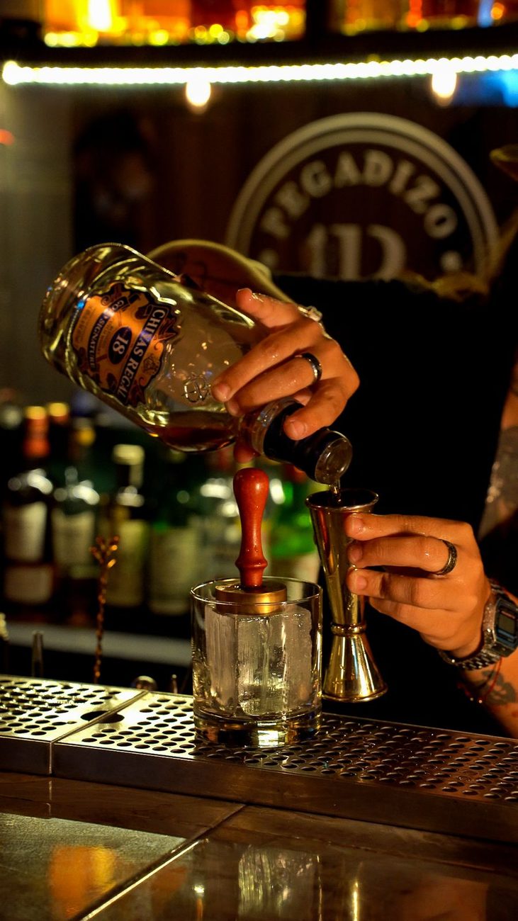 Sirviendo un trago en la barra