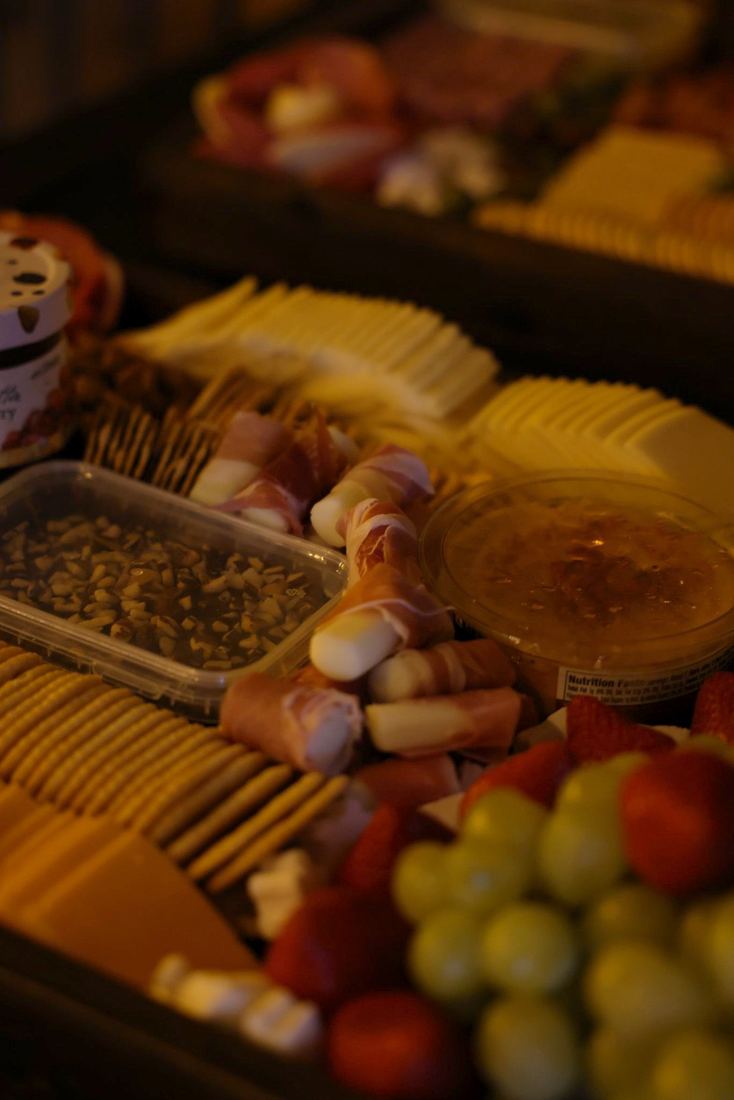 Tabla de charcuteria con quesos, fiambres, frutas y frutos secos