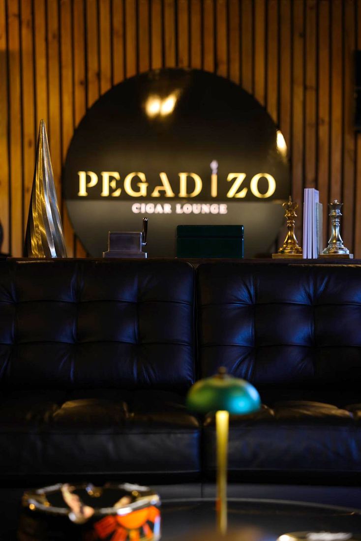 El letrero redondo de Pegadizo sobre la pared de listones