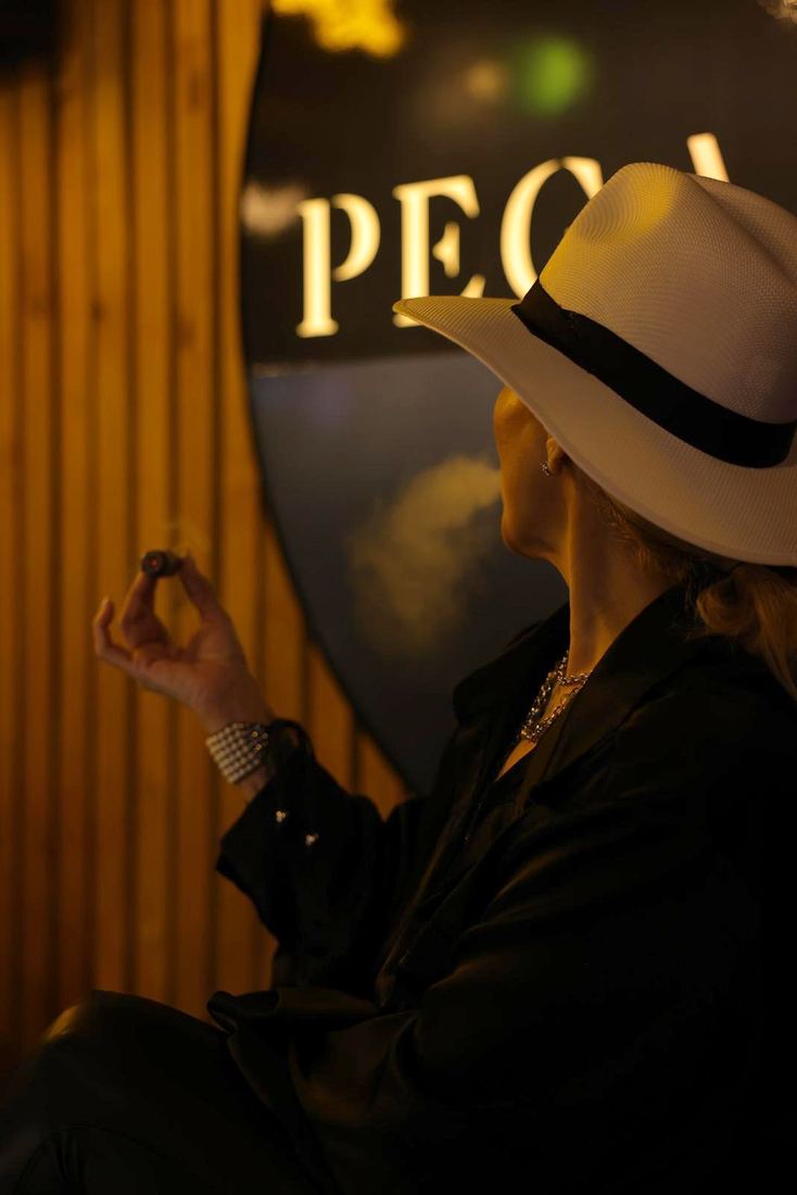 El salon de Pegadizo Cigar Lounge en Fajardo
