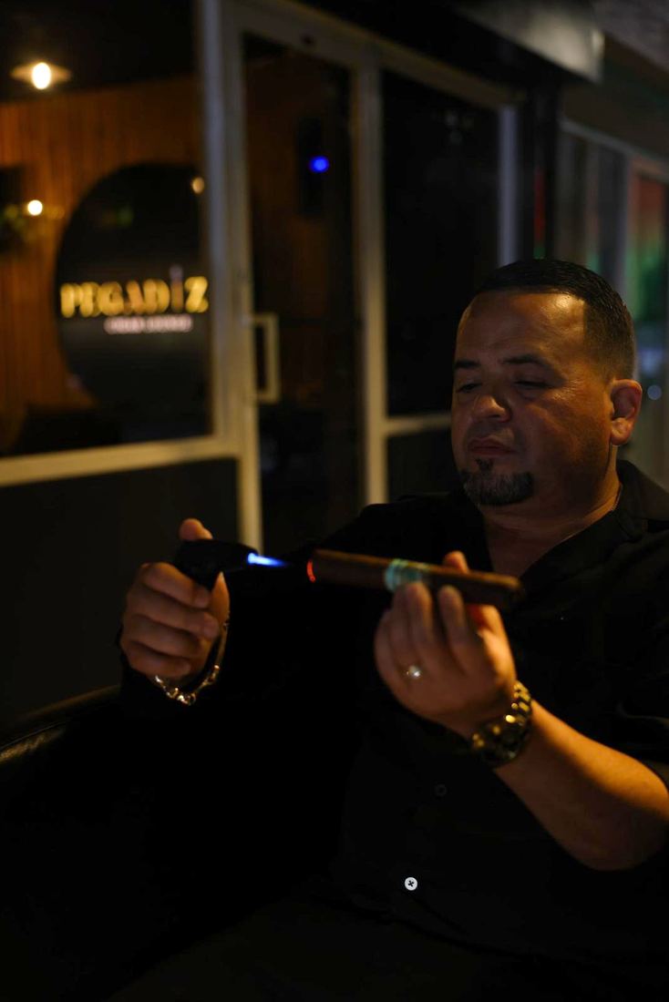 El salon de Pegadizo Cigar Lounge en Fajardo