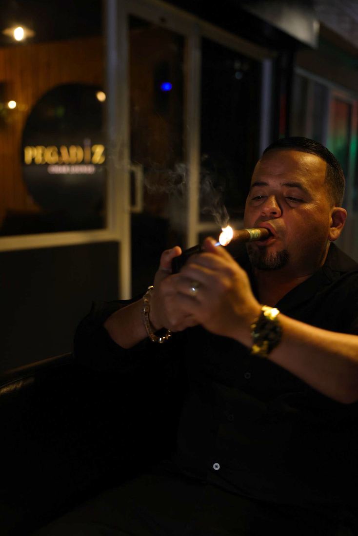 El salon de Pegadizo Cigar Lounge en Fajardo