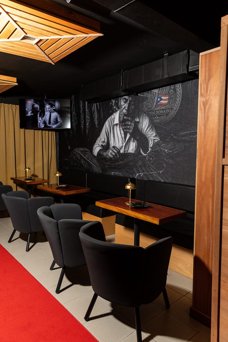 El mural del torcedor de cigarros sobre la pared del speakeasy