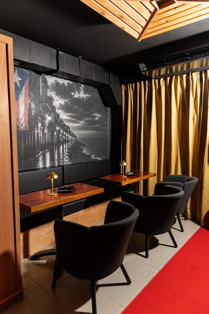El speakeasy de Pegadizo, con el mural y la cortina dorada