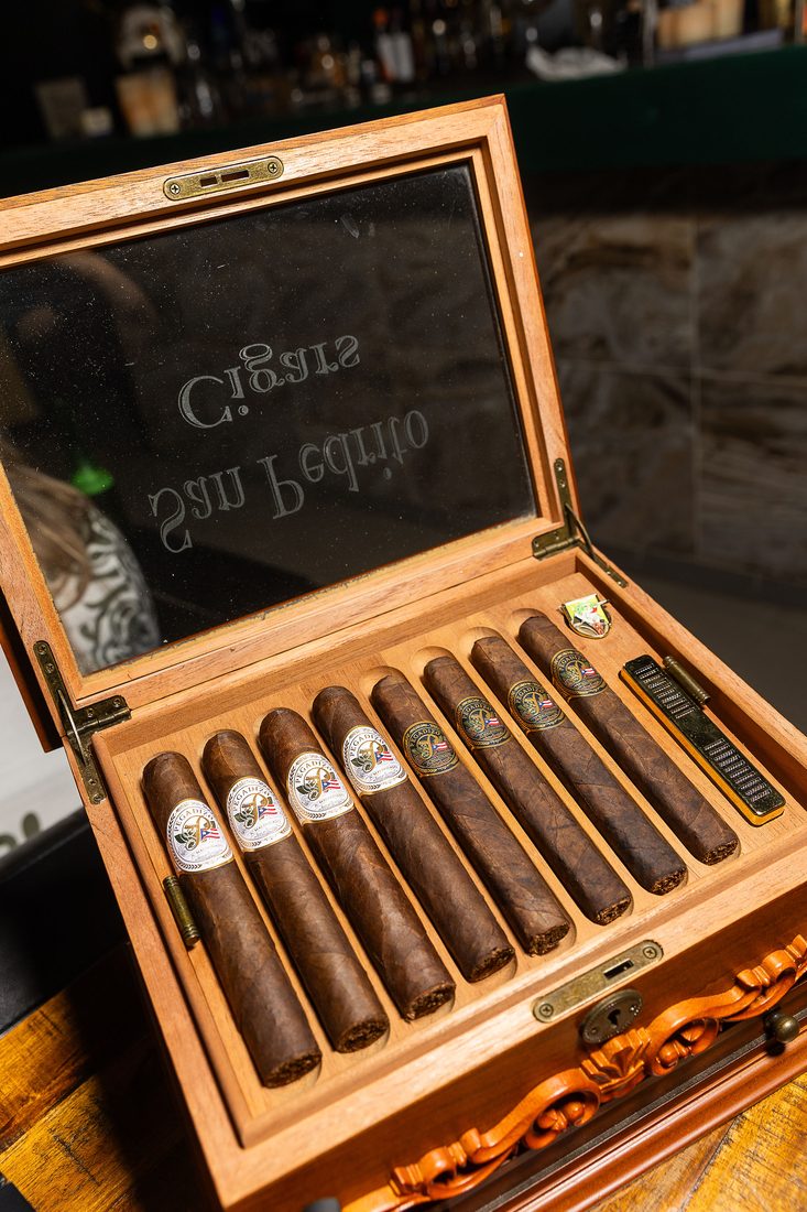 Humidor abierto con los cigarros de la casa Pegadizo alineados