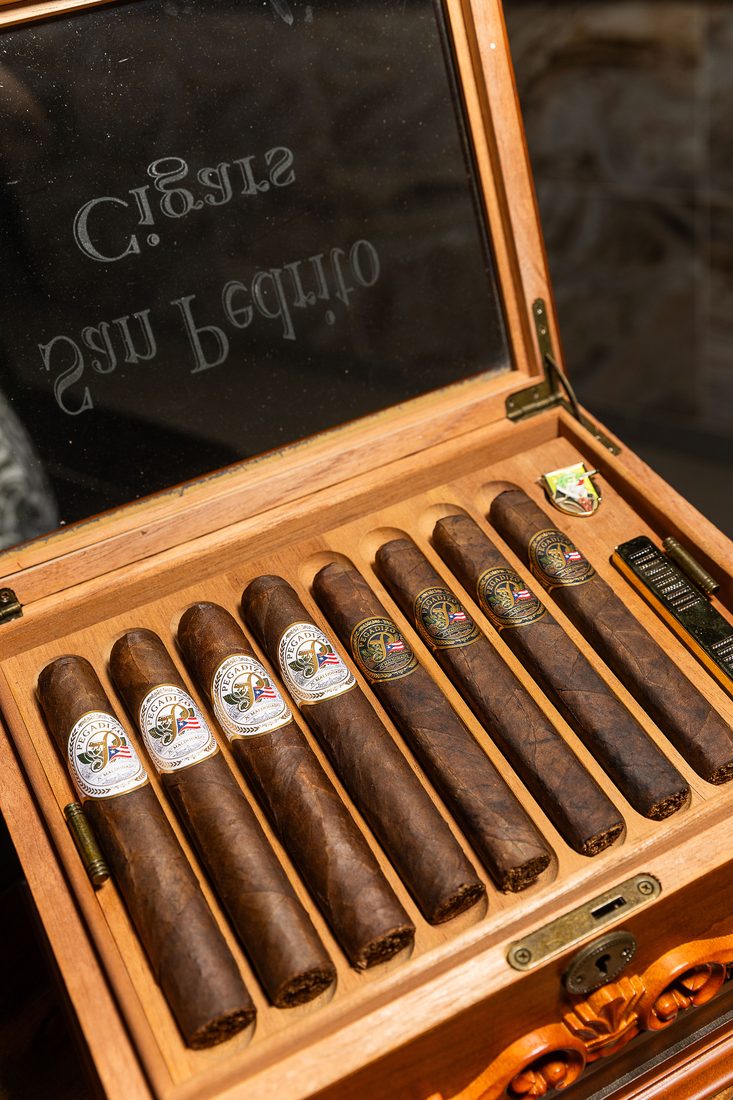 Los cigarros Pegadizo en su humidor, con las vitolas al frente