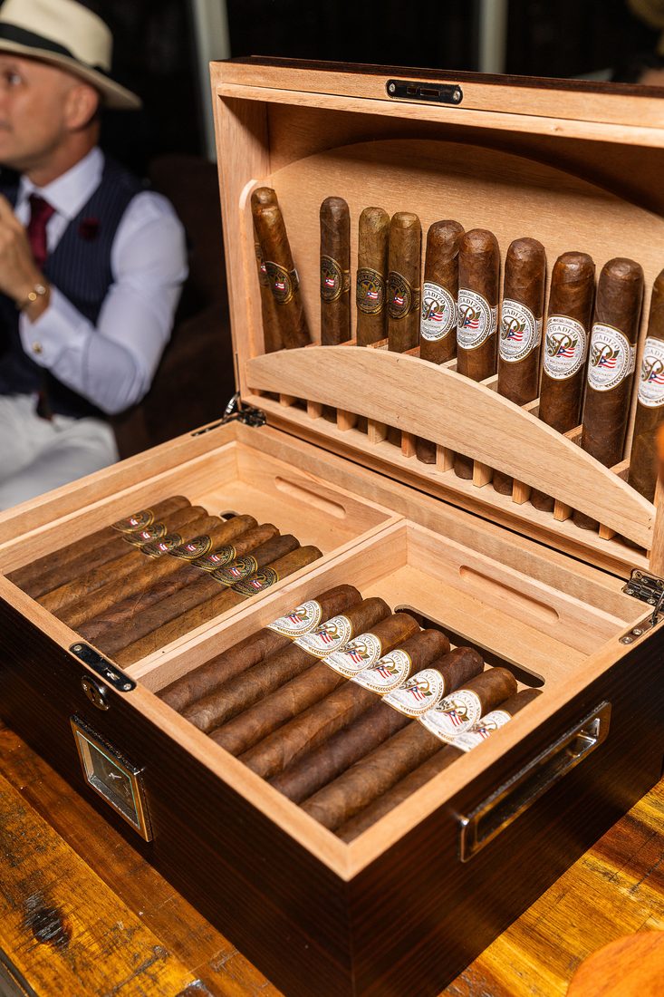 Presentando el humidor de cigarros Pegadizo a un cliente