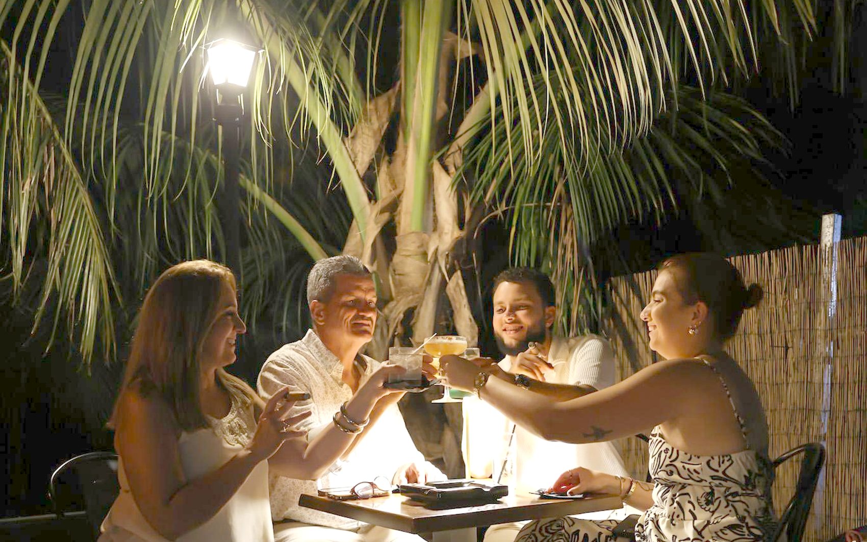 Un grupo brindando en la terraza de Pegadizo Cigar Lounge