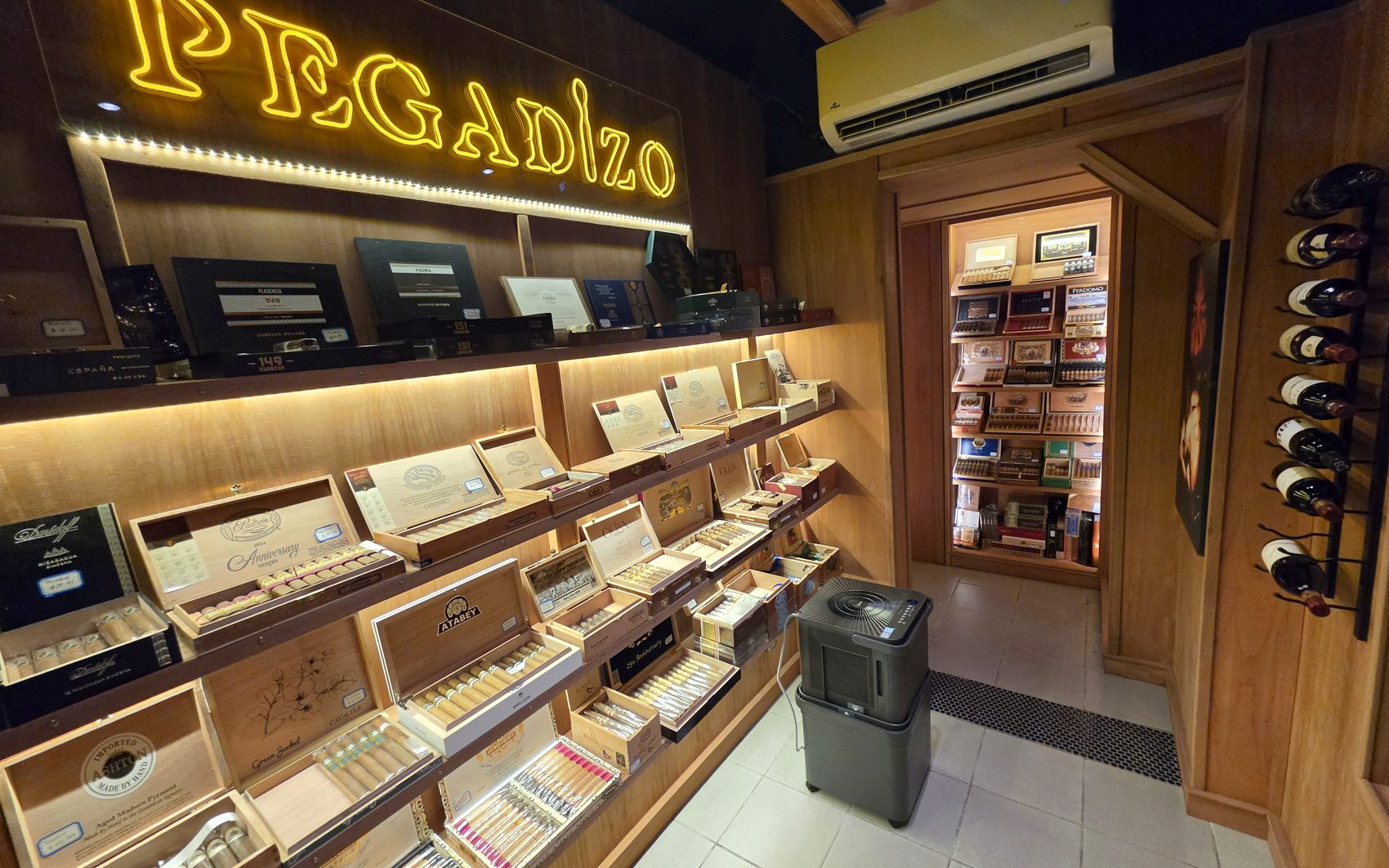 El humidor caminable de Pegadizo, con las cajas abiertas en los estantes de cedro