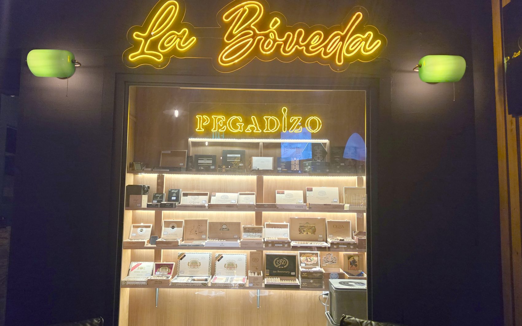 La vitrina de La Boveda, el humidor de Pegadizo, bajo el neon