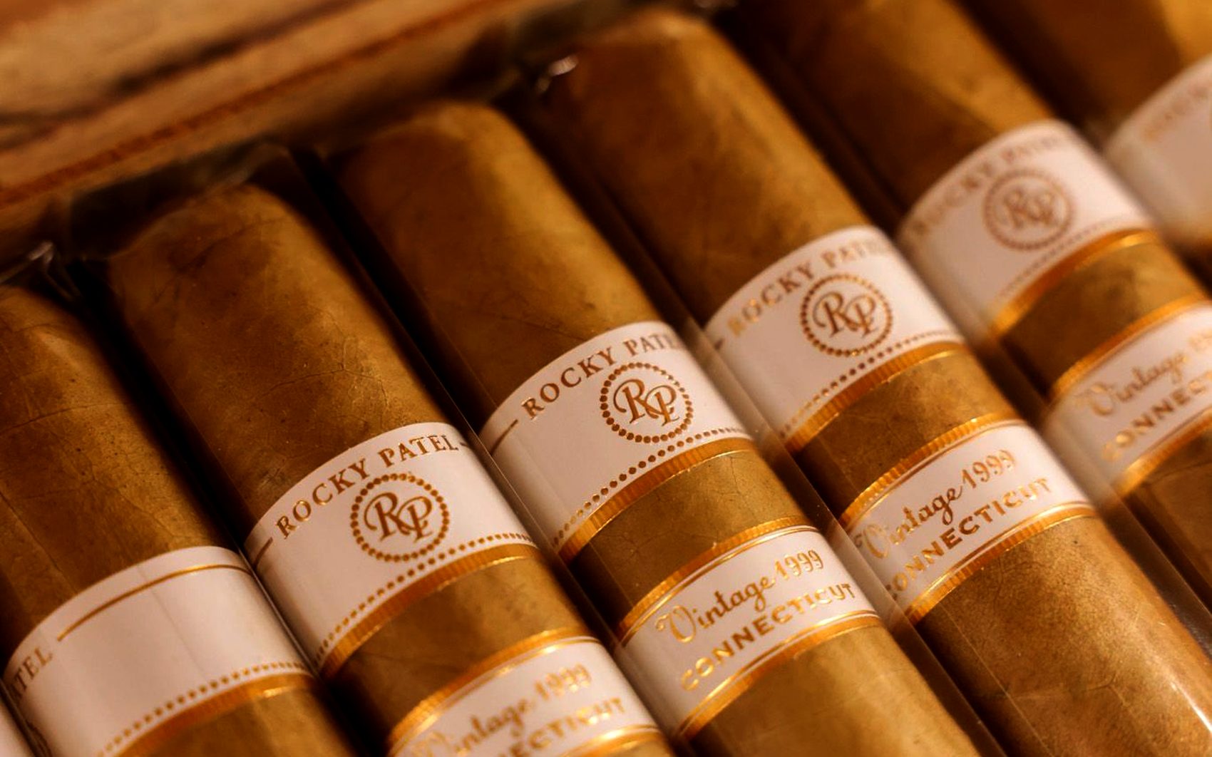 Cigarros alineados en el humidor de cedro