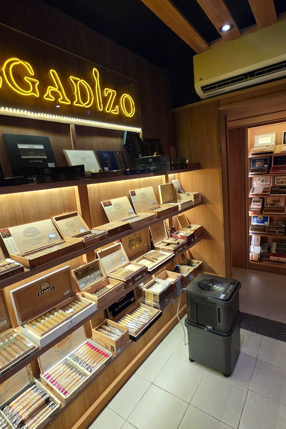 El humidor caminable de Pegadizo, con las cajas abiertas en los estantes de cedro