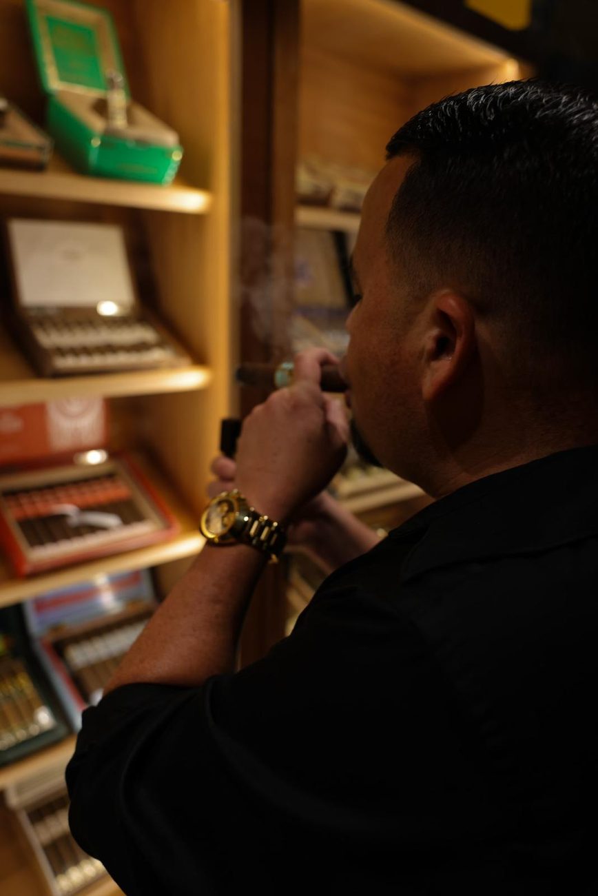 Dentro del humidor de cedro, escogiendo entre las cajas abiertas