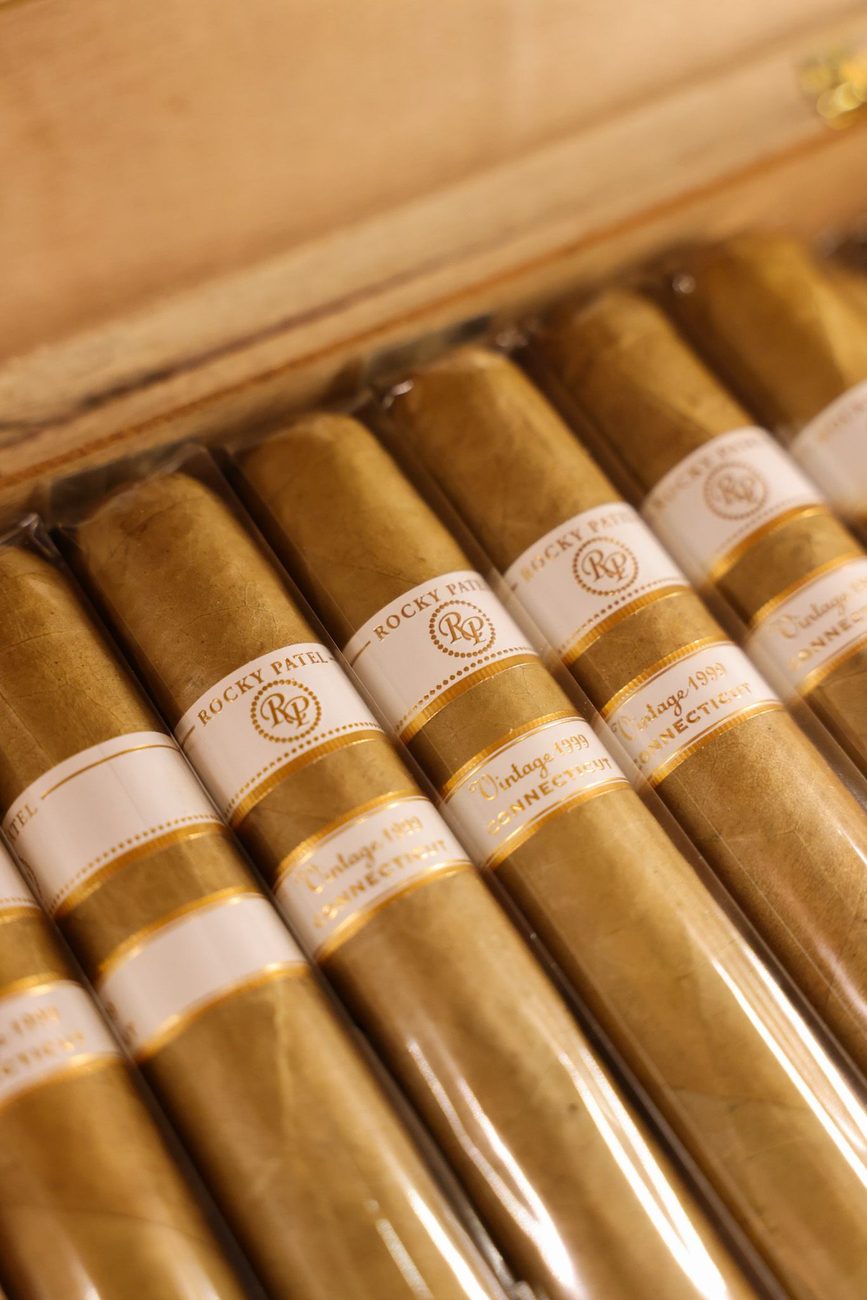 Cigarros con vitola blanca, listos en el humidor